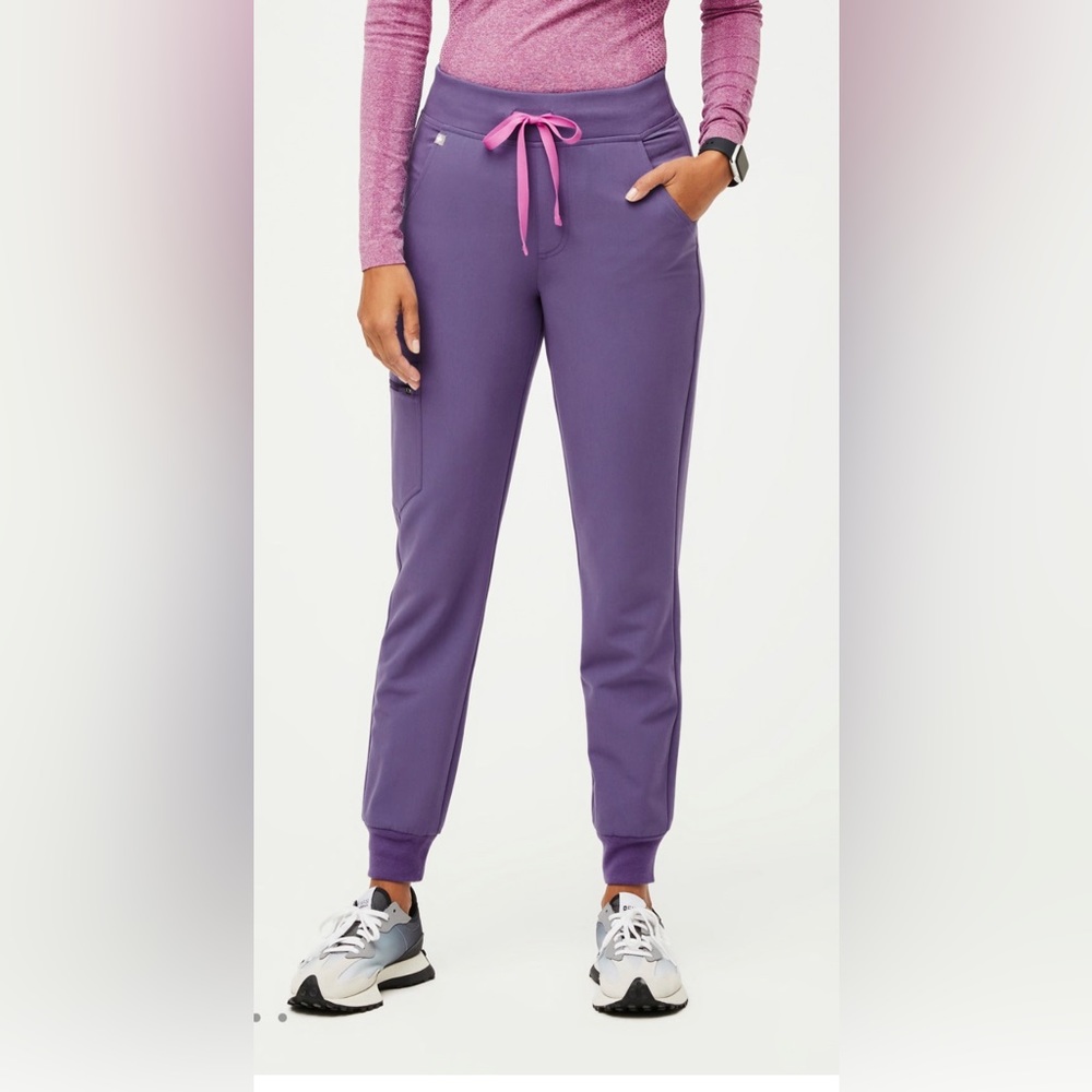 Amethyst zamora scrubs XL. Smoke free home